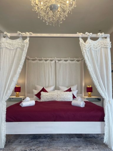 Himmelbett mit italienischem Vorhang - Ferienwohnung Miesbach