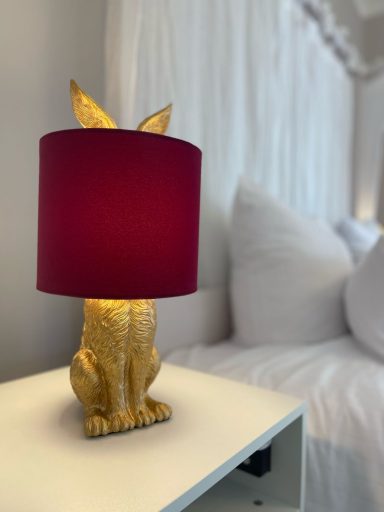 Nachttischlampe goldener Hase Boutique Design Ferienwohnung Miesbach